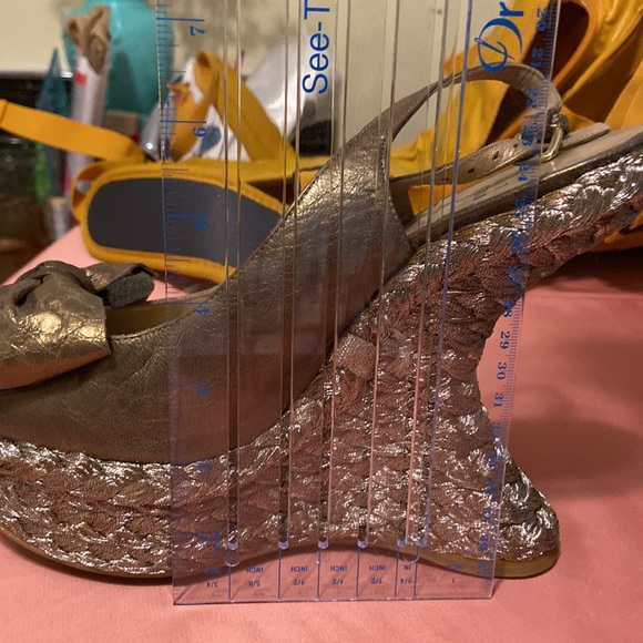 Stuart Weizman gold heels - Picture 4 of 5